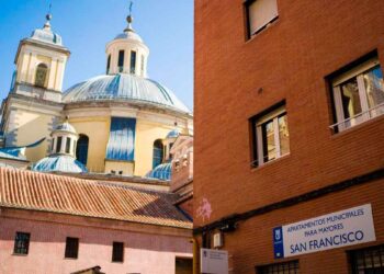 Fachada y rótulo de los apartamentos municipales para mayores San Francisco del Ayuntamiento de Madrid
