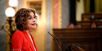 Representante de Hacienda hablando en el Congreso durante la campaña de la Renta y avisando a trabajadores con sueldos superiores a 22 000 euros