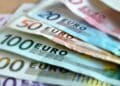 Billetes de euro de 100, 50, 20 y 200 € apilados, foco en el rediseño anunciado por el Banco de España
