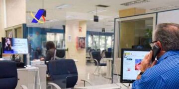 Empleado de la Agencia Tributaria asesorando a propietarios de vivienda sobre obligaciones fiscales en la Renta 2024-2025