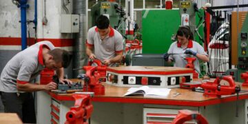 Alumnos de Formación Profesional practican mecánica en un taller, muestra de la alta empleabilidad de los titulados en FP