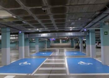 Plazas de aparcamiento reservadas para personas con movilidad reducida en el parking Luna-Tudescos del centro de Madrid.